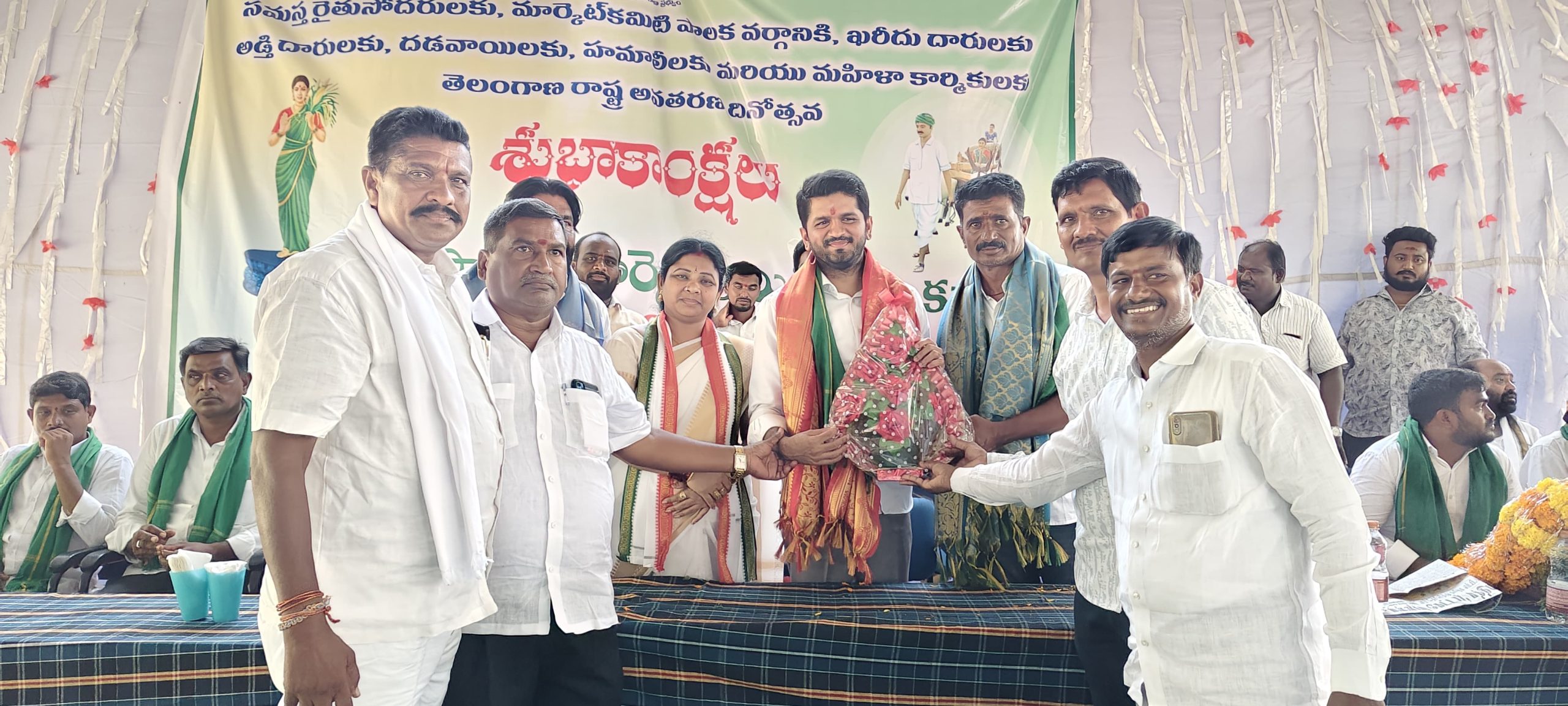 కార్మికులే మార్కెట్లకు పునాది..ప్రణవ్