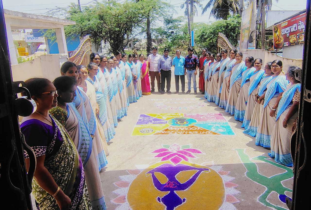 కాట్రేనికోన మండలంలో ఘనంగా యోగాంధ్ర రంగోళి