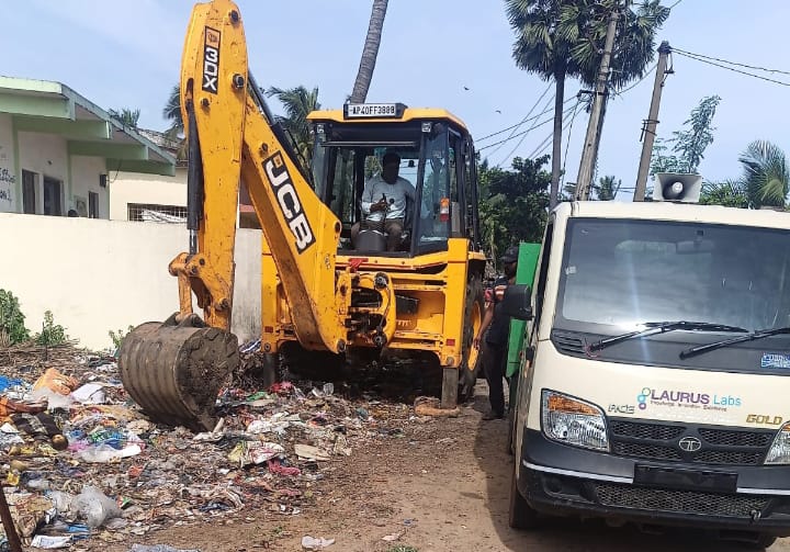 పూడిమడకలో చెత్త తొలగింపు పనులు