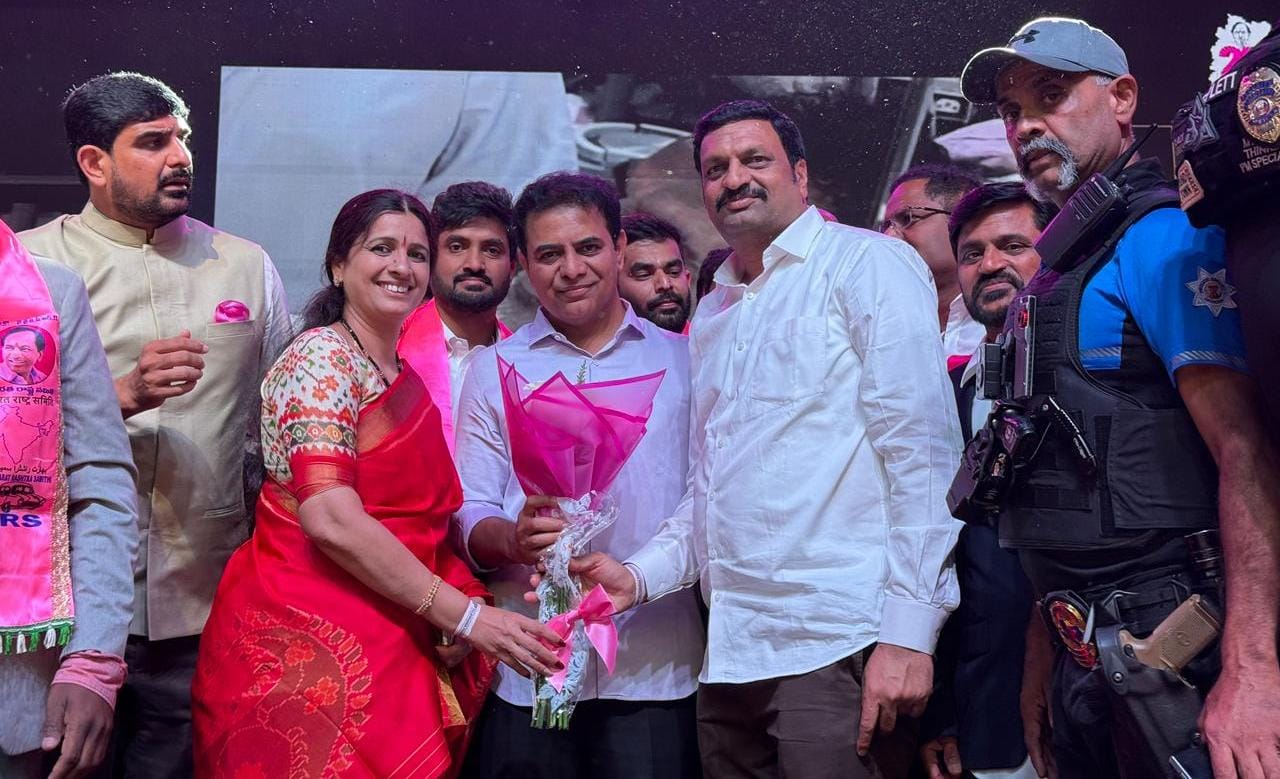 అమెరికా డలాస్ లో జరిగిన బిఆర్ఎస్ పార్టీ రజతోత్సవ, తెలంగాణ రాష్ట్ర ఆవిర్భావ దినోత్సవ వేడుకల్లో కేటీఆర్