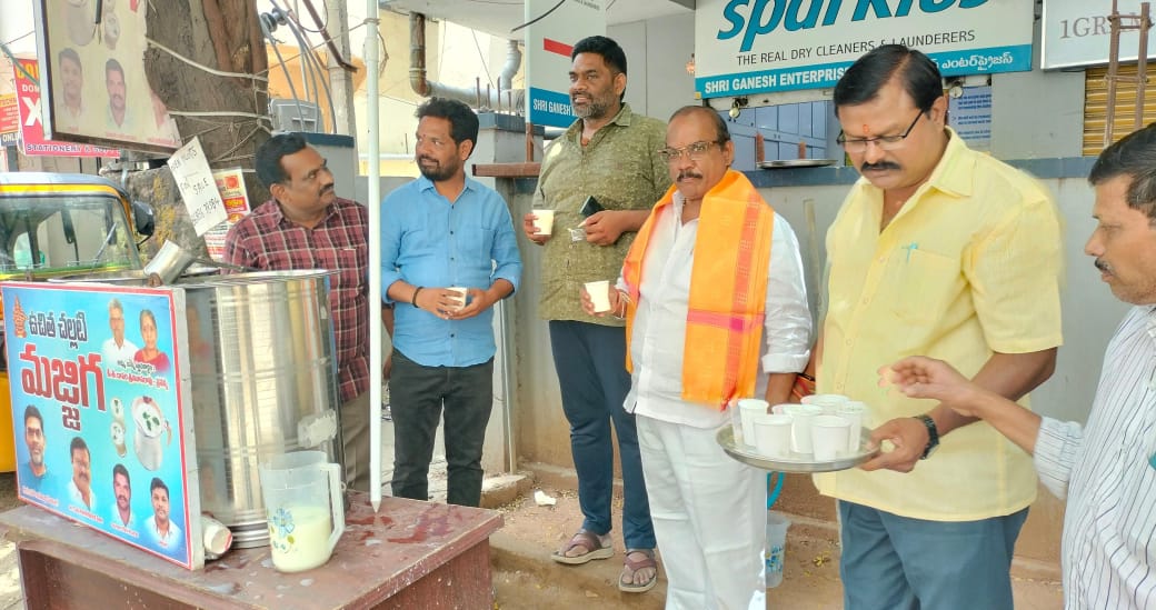దాసరి రాహుల్ ప్రదీప్ ఆధ్వర్యంలో నిర్వహించిన చల్లటి మజ్జిగ పంపిణీ కార్యక్రమం లో పాల్గొన్న గొట్టిముక్కల వెంగళరావు