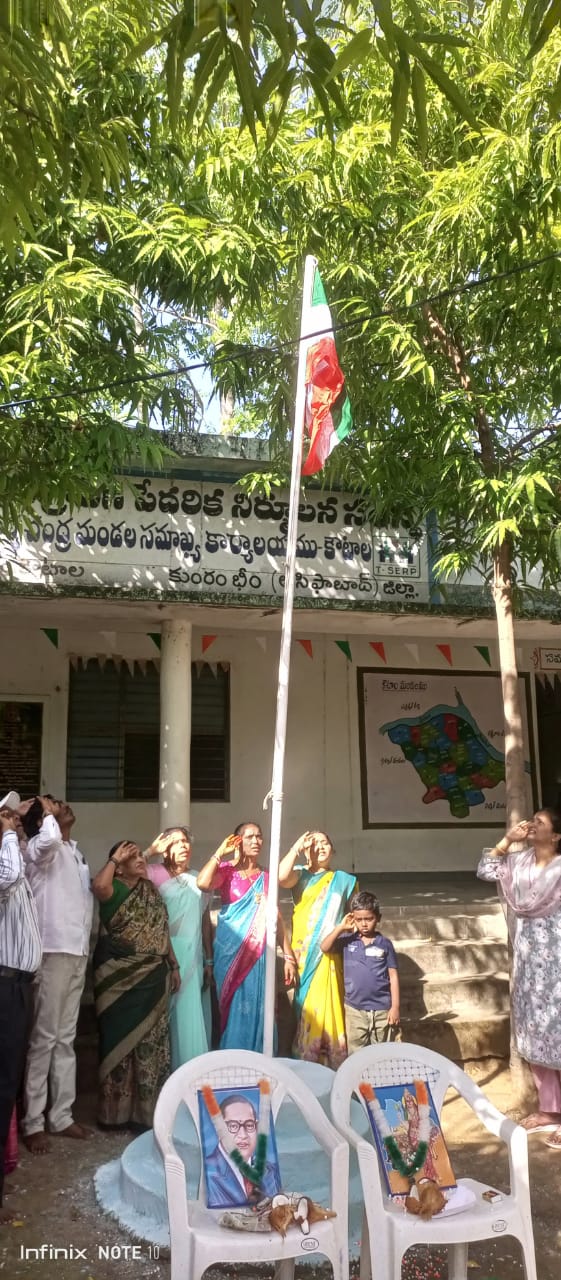 ఐకెపి కార్యాలయంలో తలకిందులుగా జెండా..