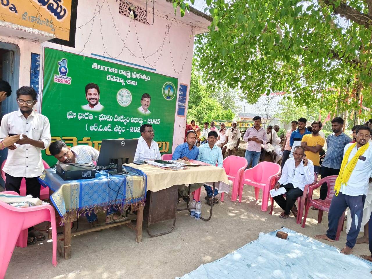 తొలి రోజు భూభారతి సదస్సును ప్రారంభించిన ఎమ్మార్వో వేణుగోపాల్…