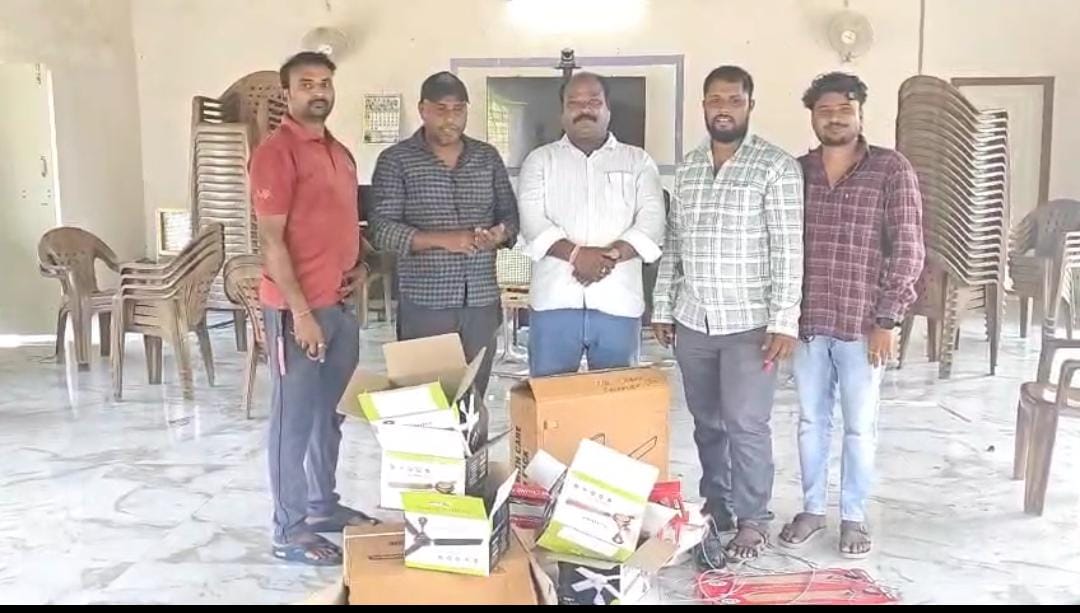 రైతు వేదికలో ఆరు ఫ్యాన్లు