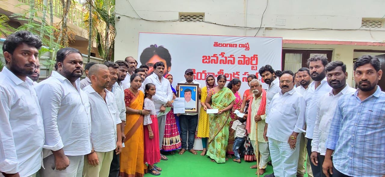 ప్రమాదవశాత్తు మరణించిన జన సైనికుల కుటుంబాలకి భీమా చెక్కులను అందజేసిన తెలంగాణ రాష్ట్ర ఇంచార్జ్: