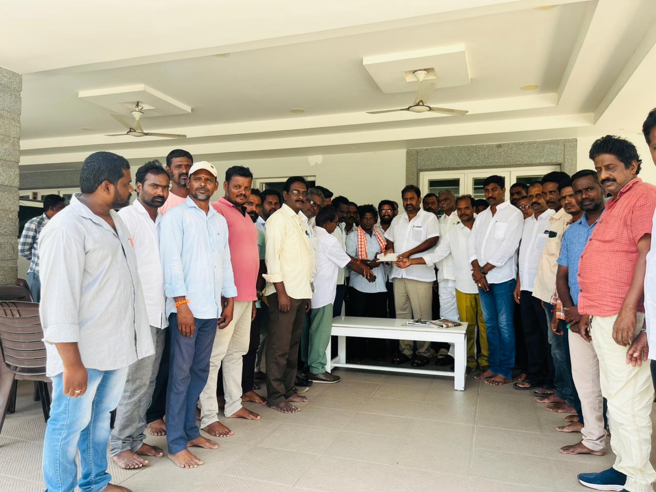 క మిని లంక గోదావరి లో గల్లంతైన యువకులు కుటుంబానికి రెండు లక్షలు ఆర్థిక సహాయం