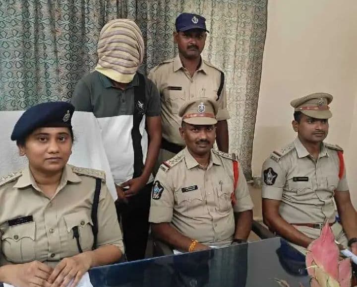బాలిక ఫొటోలు మార్పింగ్‌.. యువకుడి అరెస్ట్‌