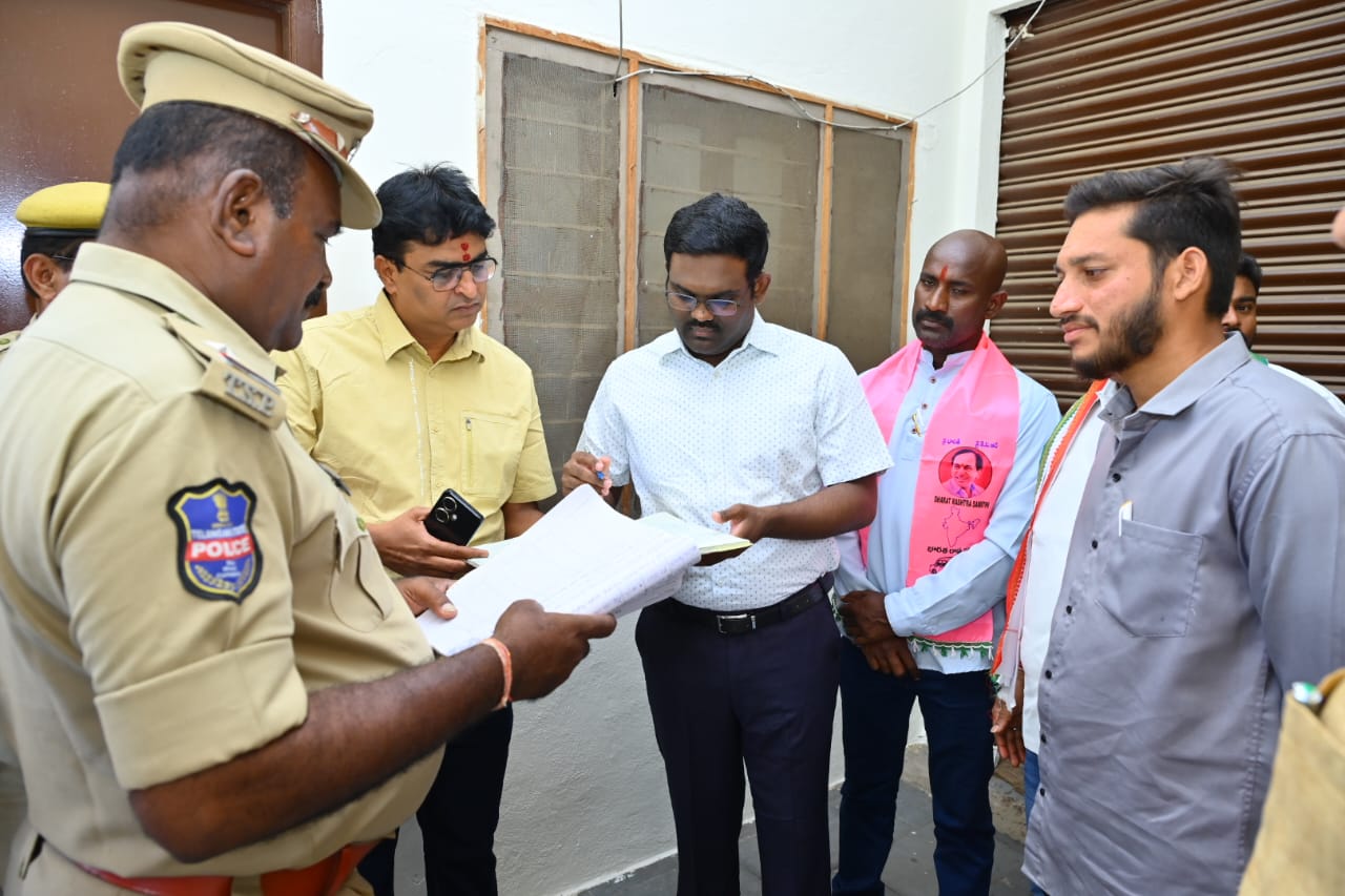 ఈవీఎం గోడౌన్ ను పరిశీలించిన కలెక్టర్..!