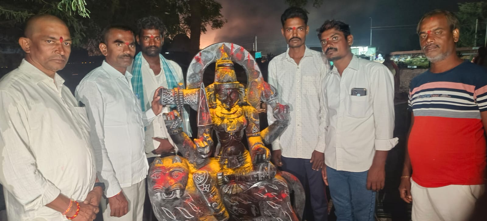 పెద్దమ్మ తల్లి దేవాలయ విగ్రహాలకు లక్ష అందించిన కాంగ్రెస్ పార్టీ యూత్ నాయకుడు సతీష్