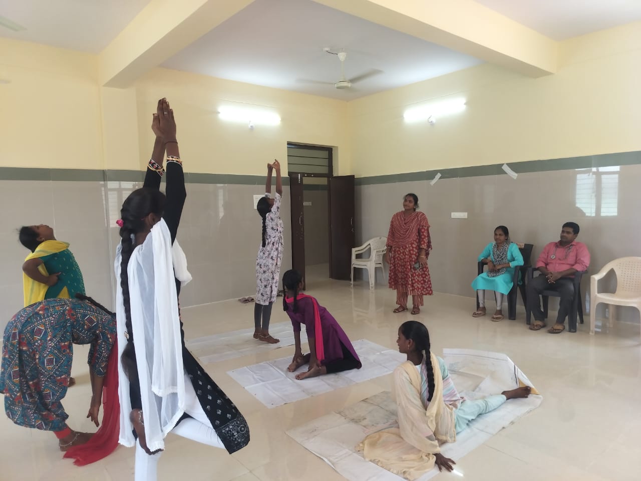 యోగ పిల్లల శ్రద్ధను, ఏకాగ్రతను పెంచుతుంది