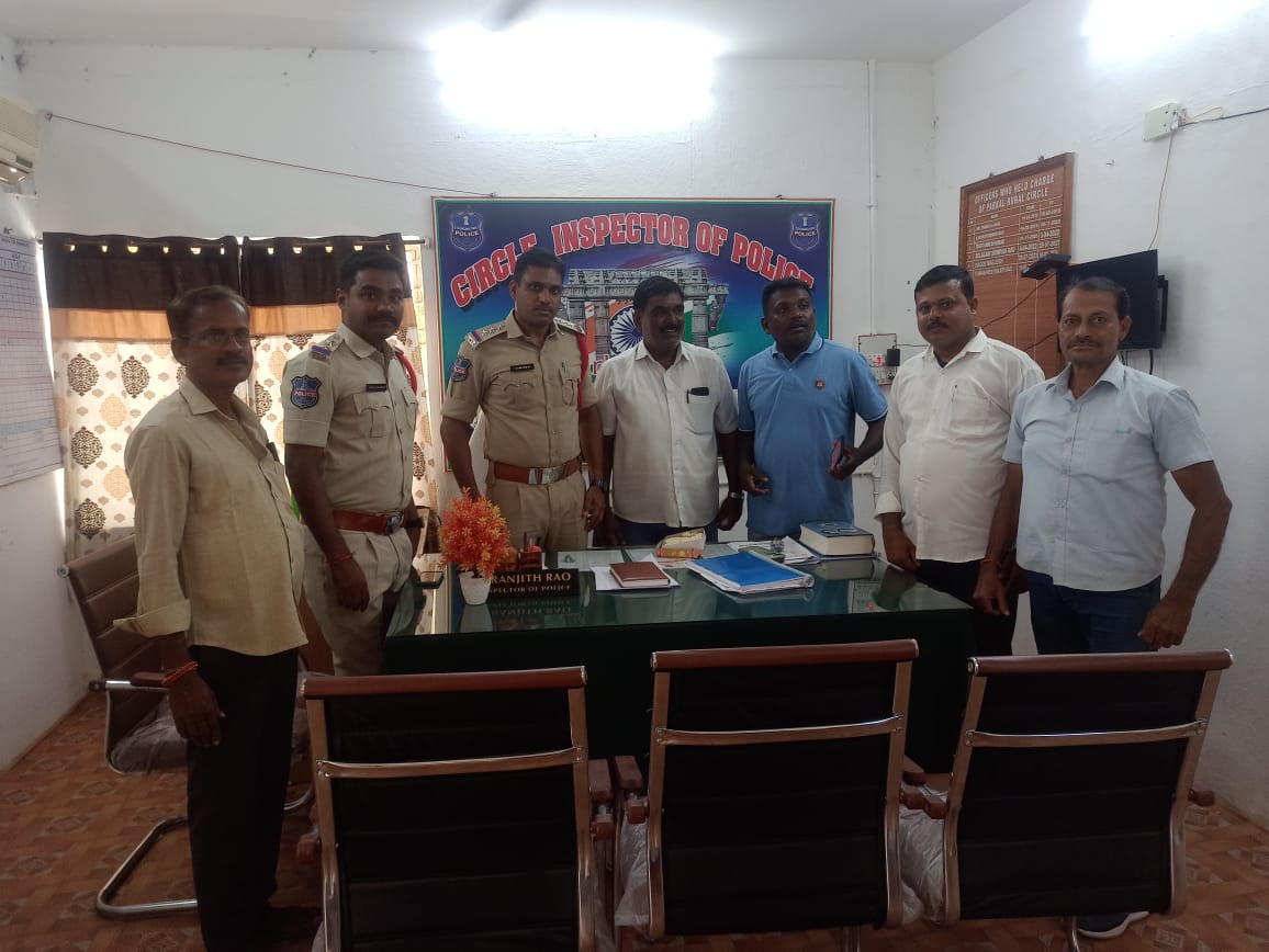 సీఐ పి రంజిత్ రావు ను మర్యాదపూర్వకంగా కలిసిన కాంగ్రెస్ పార్టీ గ్రామ కమిటీ