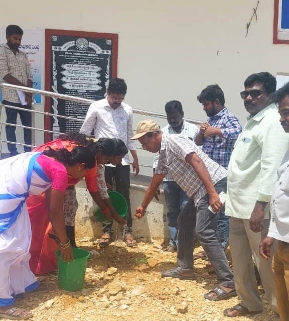 మొక్కలు నాటండి పర్యావరణాన్ని కాపాడండి.