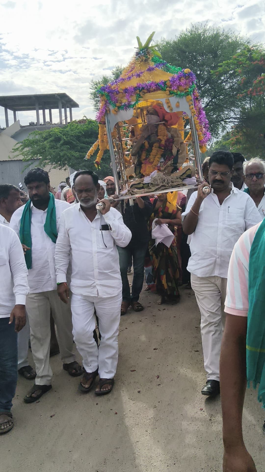 పాడే మోసిన బి ఆర్ఎస్ పార్టీ జుక్కల్ మాజీ ఎమ్మెల్యే షిండే …