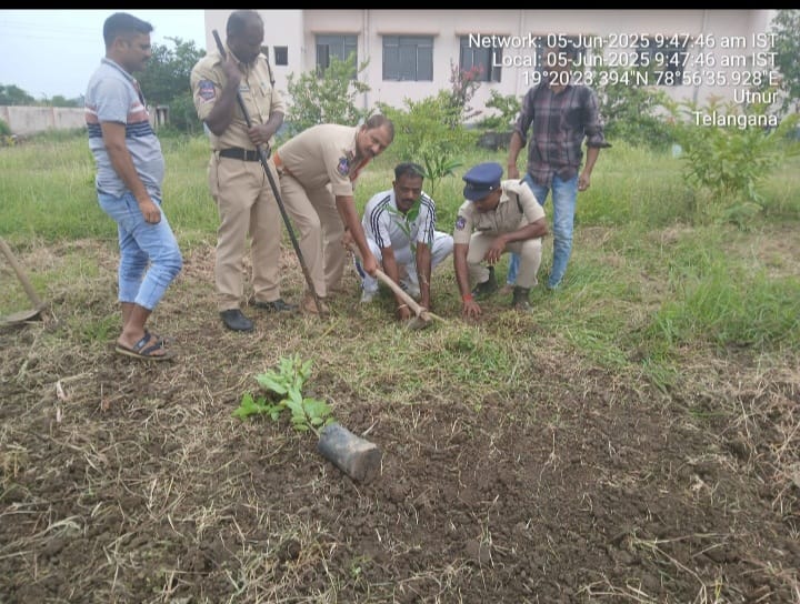 చెట్లు ప్రగతికి మెట్లు : ఎస్ఐ రామకృష్ణ