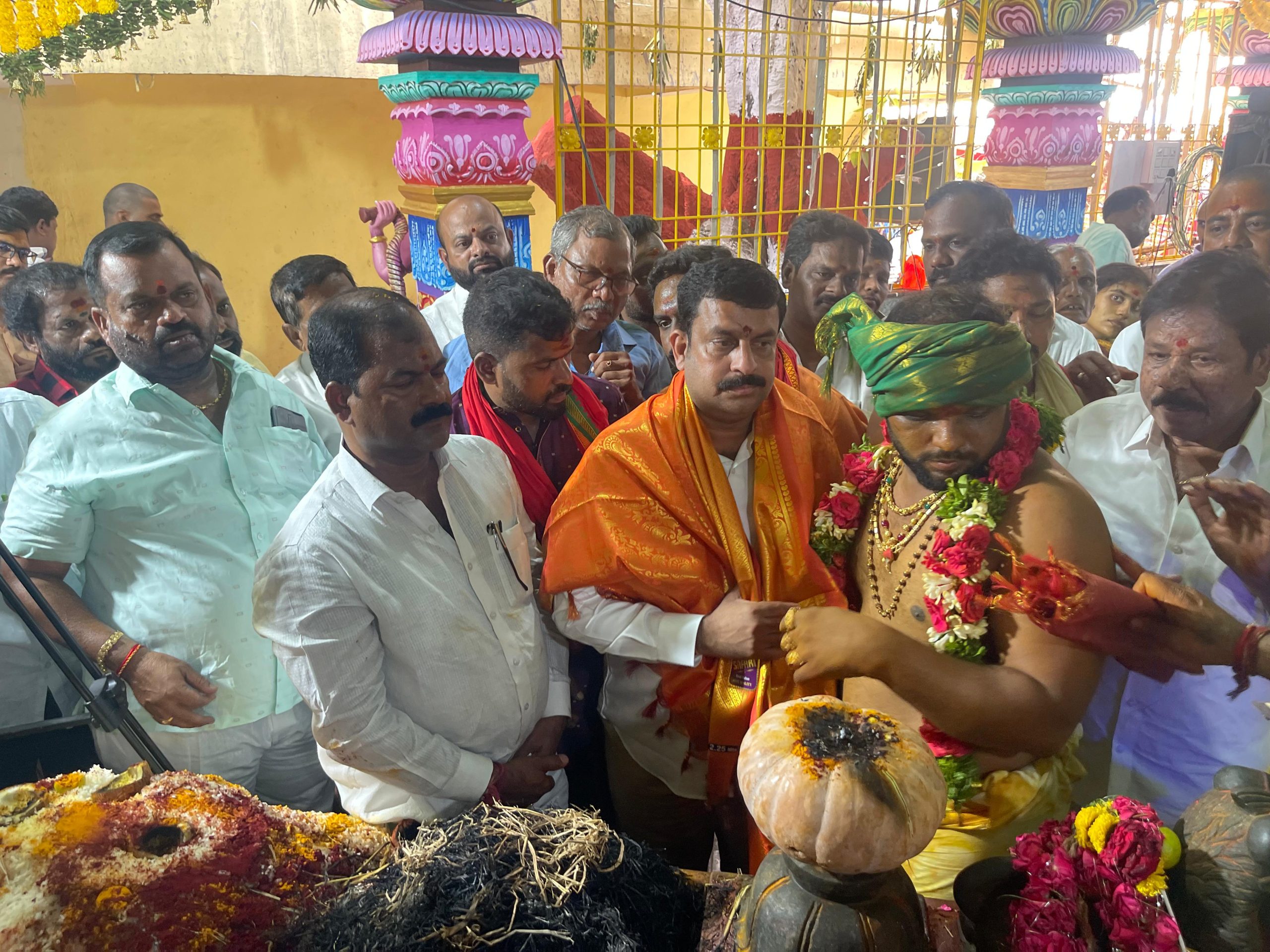 దుర్గాదేవి మొదటి దర్శనం చేసుకున్న బిజెపి రాష్ట్ర కార్యవర్గ సభ్యులు వడ్డేపల్లి రాజేశ్వరరావు.