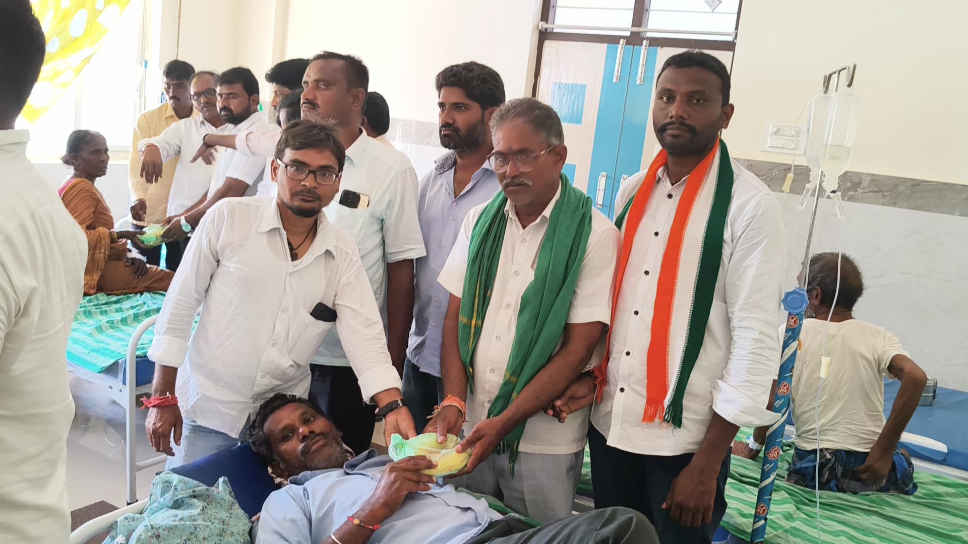 వైద్య కేంద్రంలో పండ్ల పంపిణీ