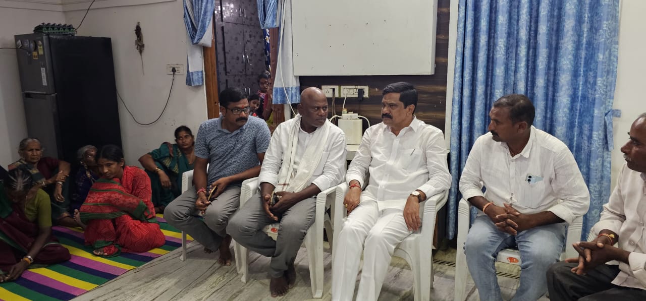 గుమ్మిర్యాలలోఆత్మీయ కుటుంబాన్ని పరామర్శించిన – వేముల ప్రశాంత్ రెడ్డి
