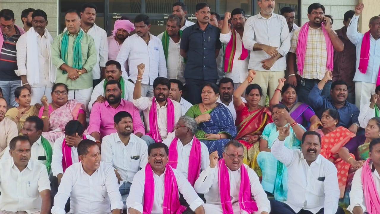 ప్రోటోకాల్ పాటించని అధికారులను వెంటనే సస్పెండ్ చెయ్యాలని డిమాండ్ ఏమ్మెల్యే కోవ లక్ష్మి