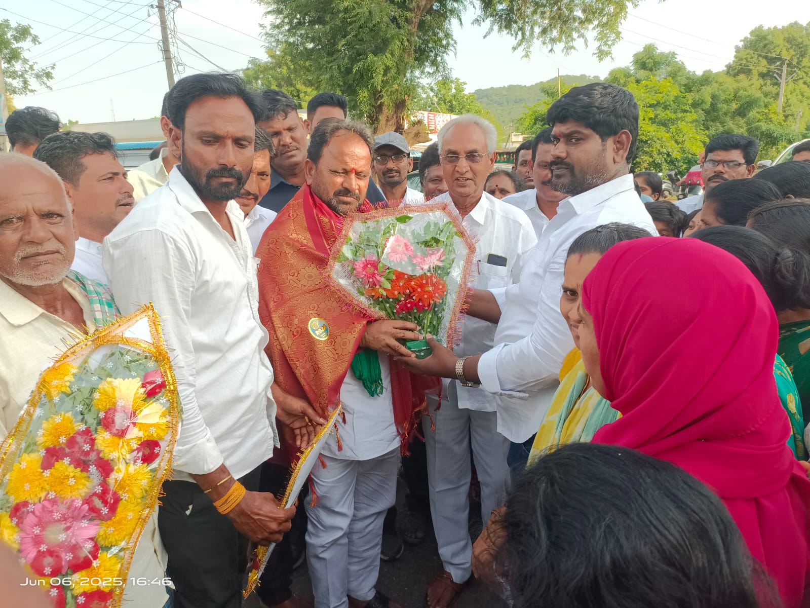 ఎమ్మెల్యే కు ఘన స్వాగతం