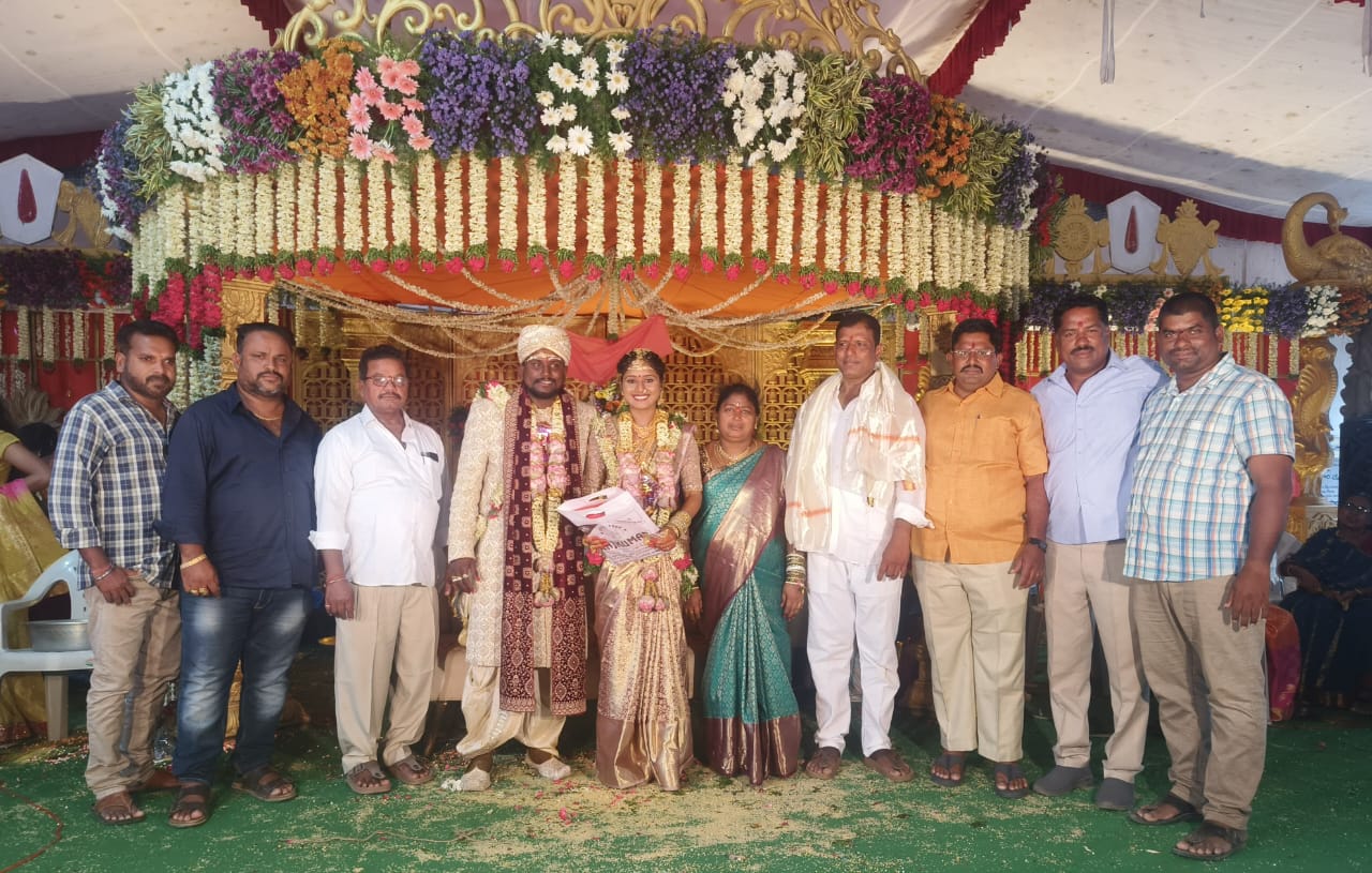 నూతన వధూవరులను ఆశీర్వదించిన వివిధ పార్టీ నాయకులు