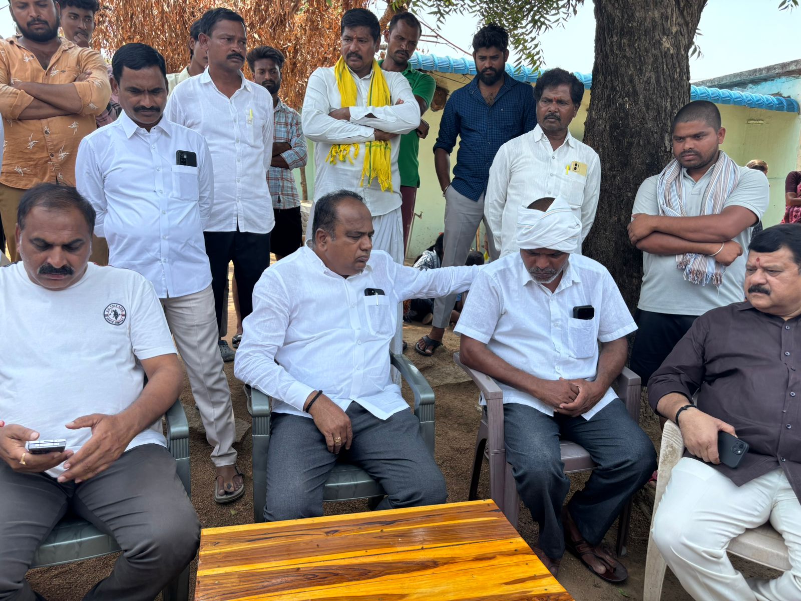 పలు కుటుంబాలను పరామర్శించిన నిజామాబాద్ రూరల్ ఎమ్మెల్యే