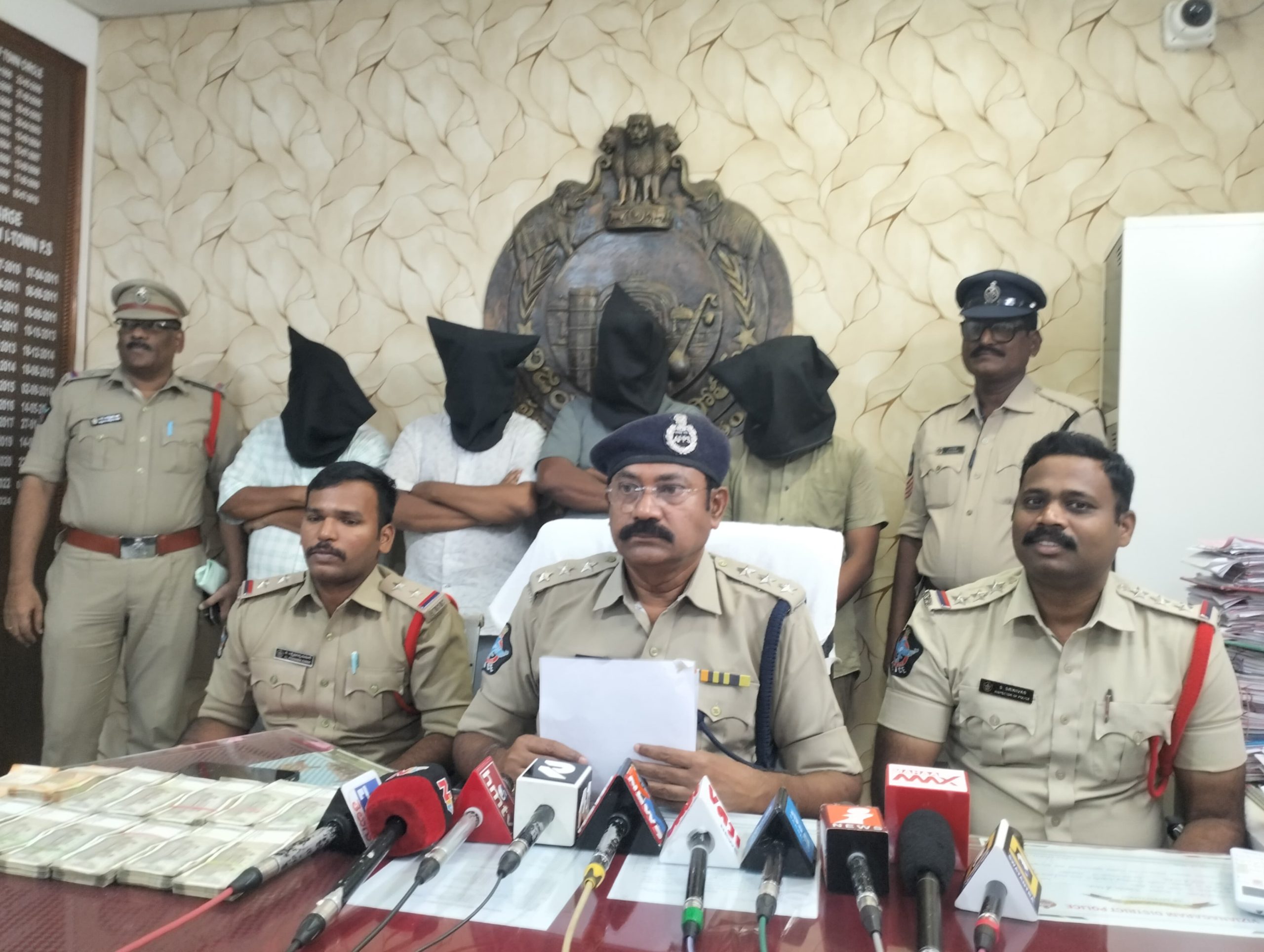 ఉద్యోగాల పేరిట చీటింగ్‌.. నలుగురి అరెస్ట్‌