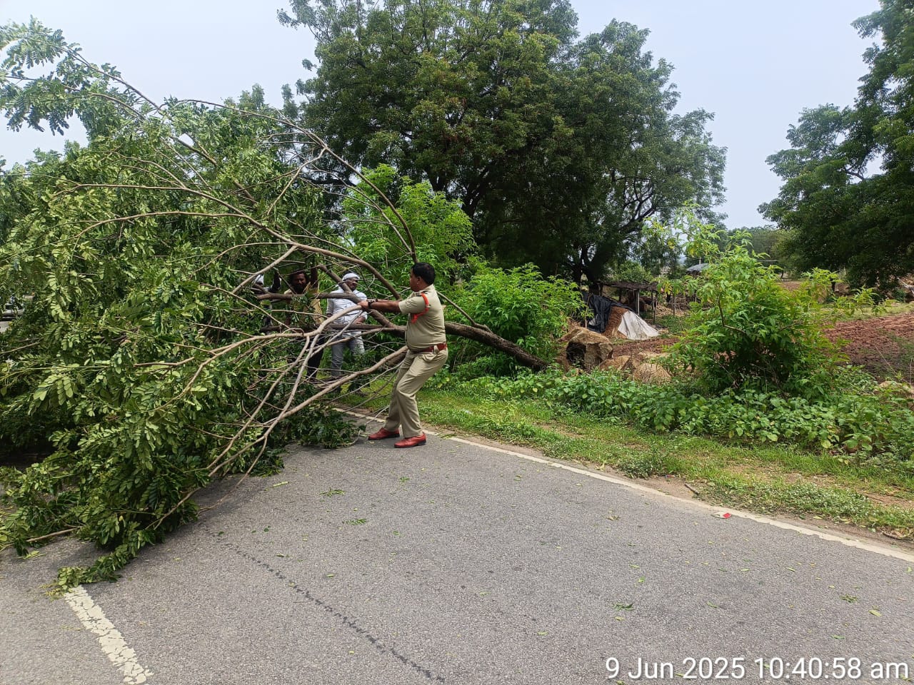 రోడ్లపై పడ్డ చెట్లను తొలగించిన పోలీసులు….