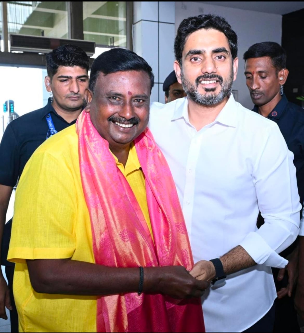 విశాఖ విమానాశ్రయంలో నారా లోకేష్ ను కలిసిన నాగ జగదీష్