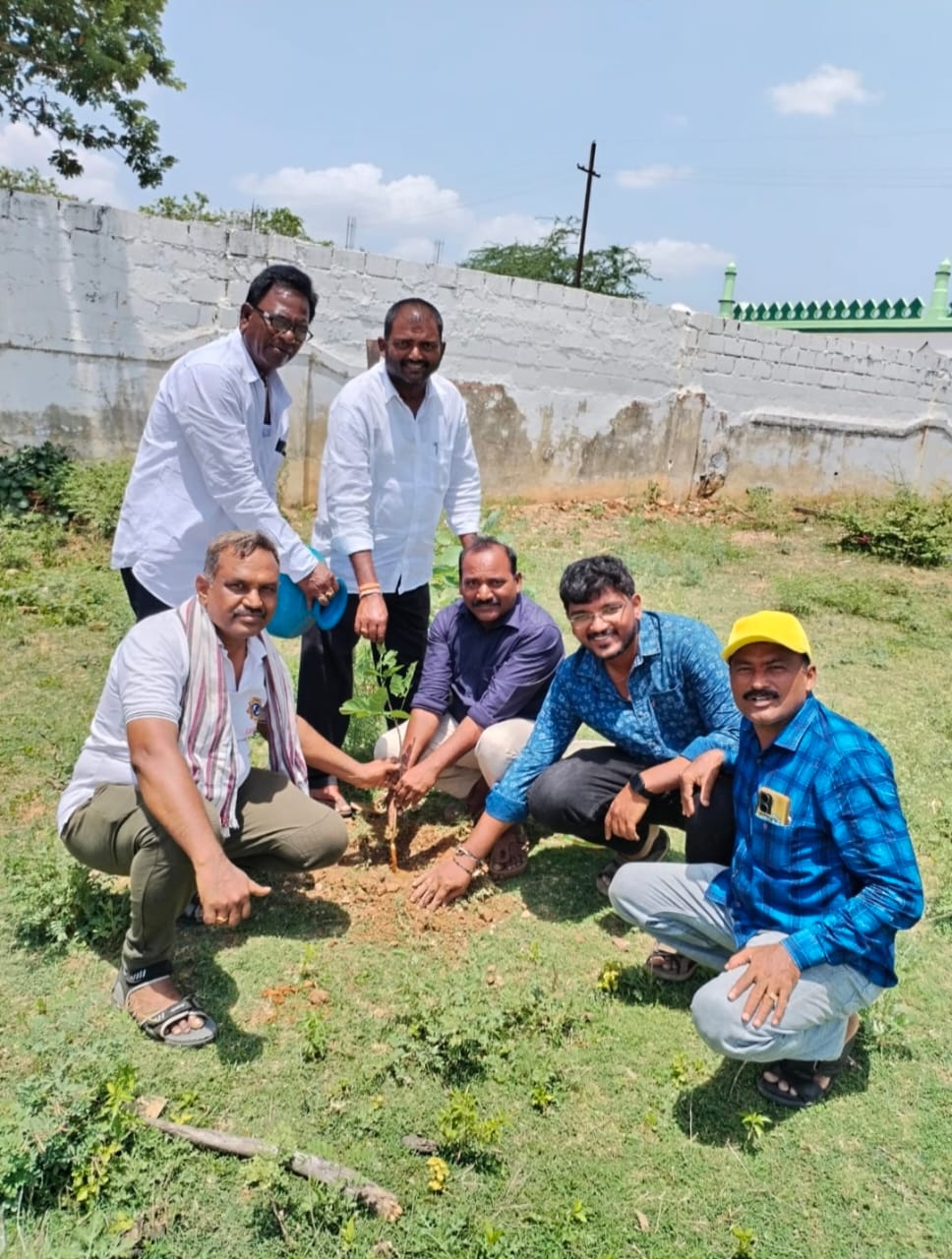 హరిత గ్రామం లక్ష్యం గా మొక్కలు నాటిన లయన్స్ క్లబ్ సభ్యులు