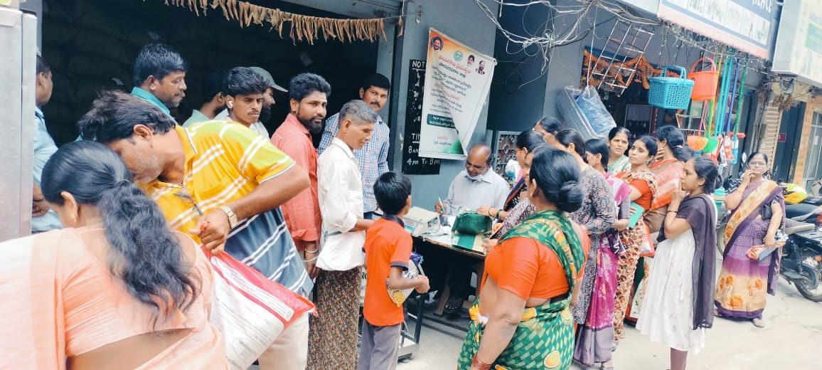 రేషన్… పరేషాన్… తెలంగాణలో రేషన్ షాపుల ముందు ప్రజలు బియ్యం తీసుకోవడానికి తప్పని తిప్పలు.