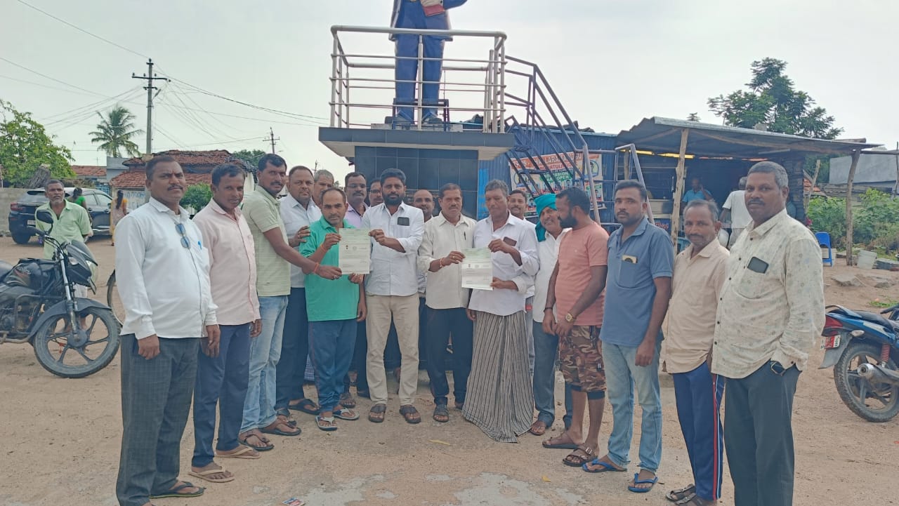 సీఎంఆర్ఎఫ్ చెక్కుల పంపిణీ..!