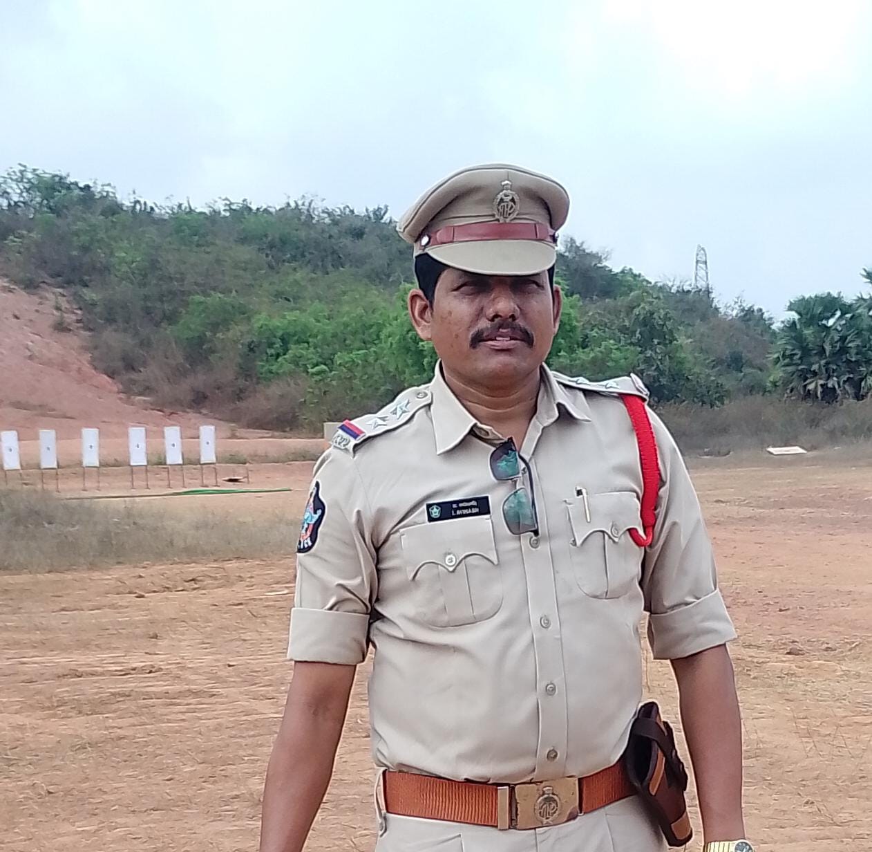 బహిరంగ ప్రదేశాల్లో మద్యం సేవిస్తే కేసు నమోదు చేస్తానని హెచ్చరించిన ఎస్సై ఐ అవినాష్