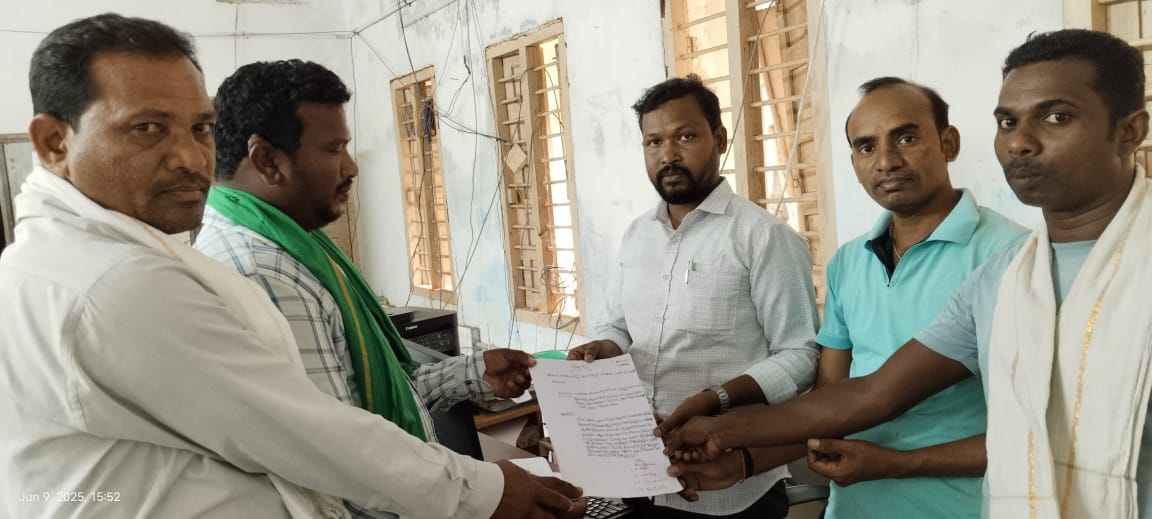 చింతూరు డివిజన్ లో రహదారి విస్తరణలో ఆదివాసి గృహాలకు,వ్యాపారస్తులకు నష్టం లేకుండా చూడాలి చింతూరు తహశిల్దార్ గారికి వినతి పత్రం అందించిన ఆదివాసి వ్యాపారస్తులు పయనించే సూర్యుడు రిపోర్టర్ జల్లి నరేష్ చింతూరు డివిజన్