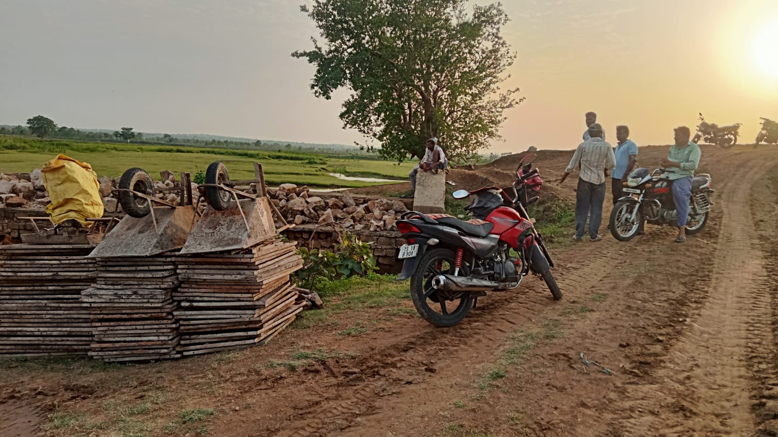చెరువు మొత్తాల అభివృద్ధి పనులను వేగవంతం చేయండి