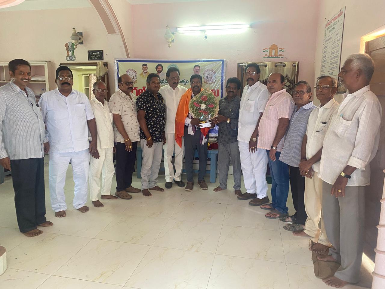 తూనుకులు కొలతలు అసిస్టెంట్ కమిషనర్ బదిలీపై వెళ్తున్న రాజేష్ ఘనంగా సత్కరించిన చాంబర్ ఆఫ్ కామర్స్