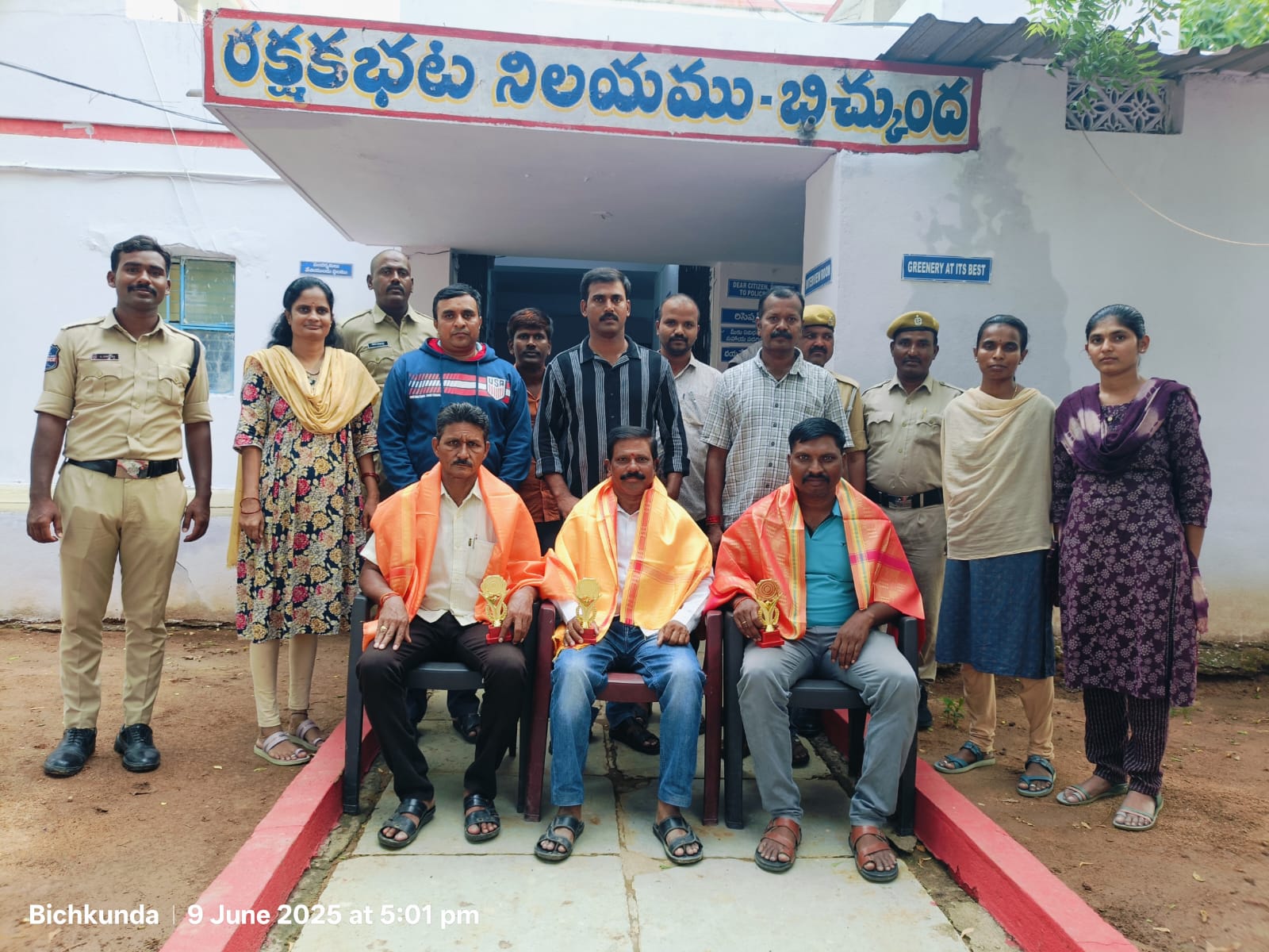 బదిలీపై వెళ్తున్న హోంగార్డులకు సన్మానం చేసిన ఎస్సై మోహన్ రెడ్డి….