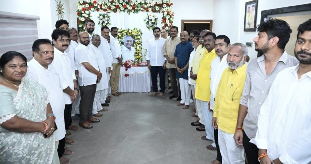 కీర్తిశేషులు పల్లా సింహాచలం కు నివాళులర్పించిన నారా లోకేష్