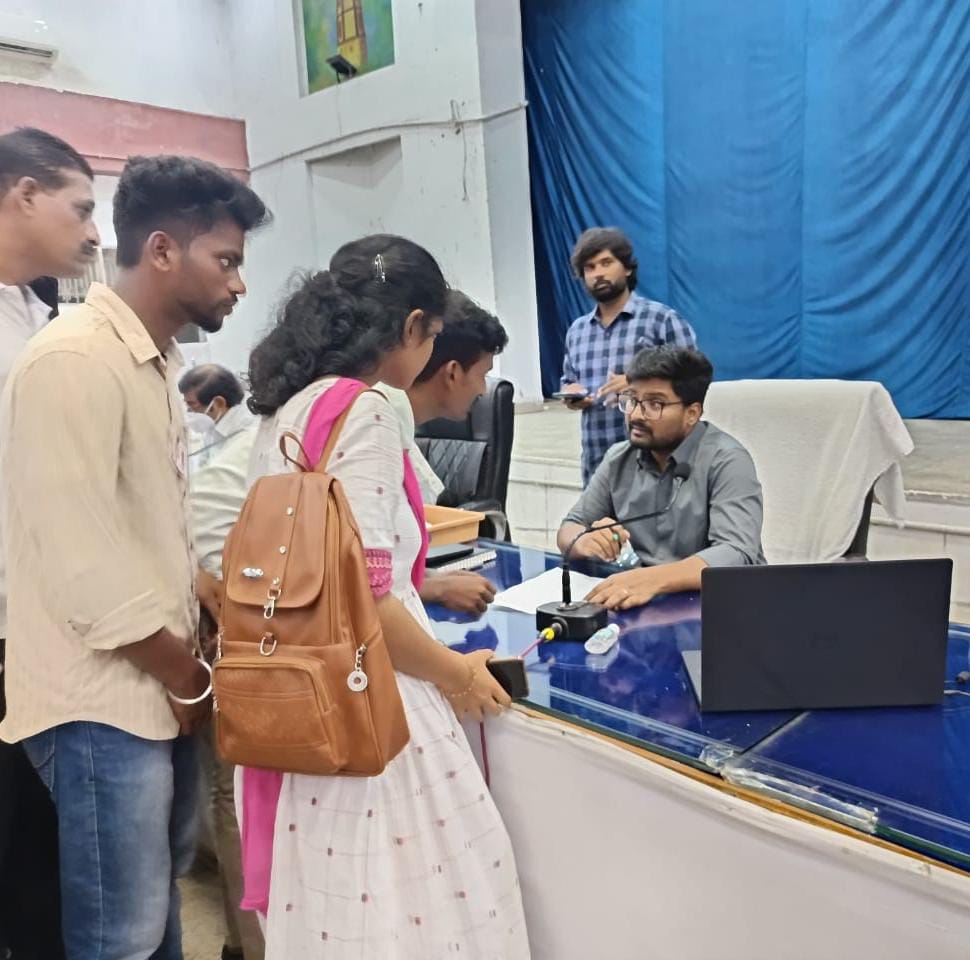 జిల్లాలో అనుమతులు లేకుండా విద్యాసంస్థల్లో ఏర్పాటు చేసిన బోర్డులను తొలగించాలి – SFI JC సేతు మాధవన్ గారిని కలిసి వినతి పత్రం అందించిన SFI నాయకులు
