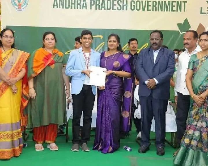 అవార్డులు అందుకున్న విజయనగరం విద్యార్థులు
