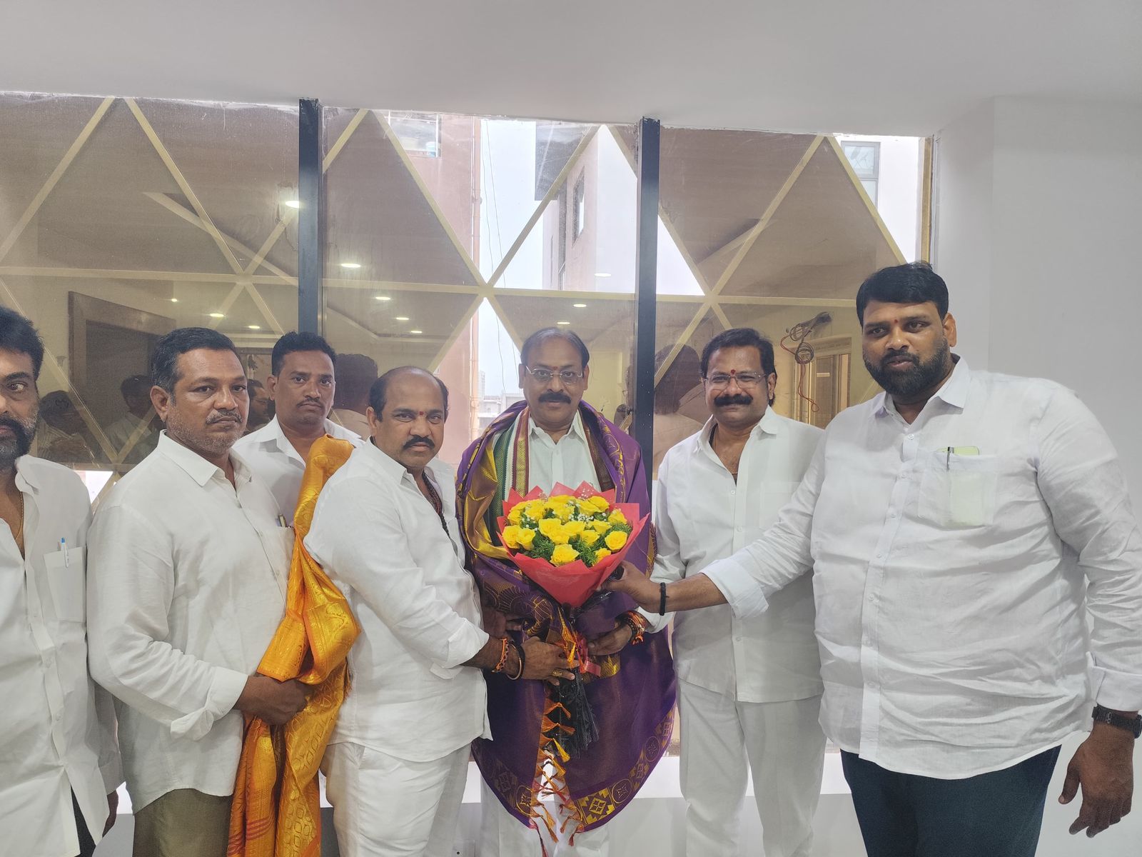 బండి రమేష్ కి శుభాకాంక్షలు తెలియజేసిన గంధం రాజు. దినేష్ కుమార్ .పృద్వి