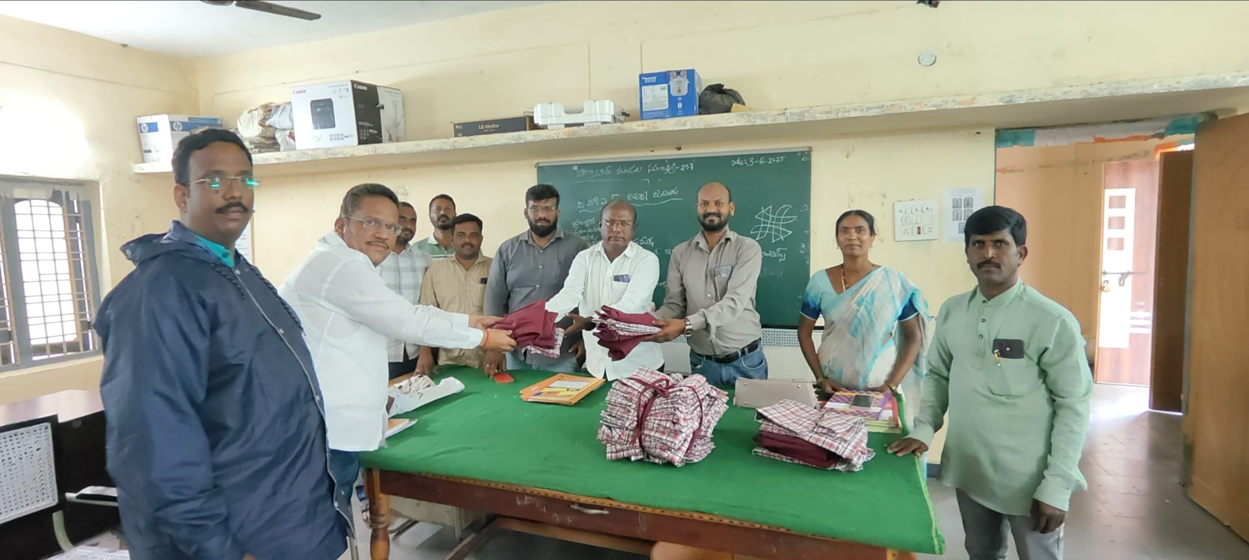 ప్రధానోపాధ్యాయులకు విద్యార్థుల ఏకరూప దుస్తులను అందజేస్తున్న మండల విద్యాధికారి : గజ్జల కనకరాజు