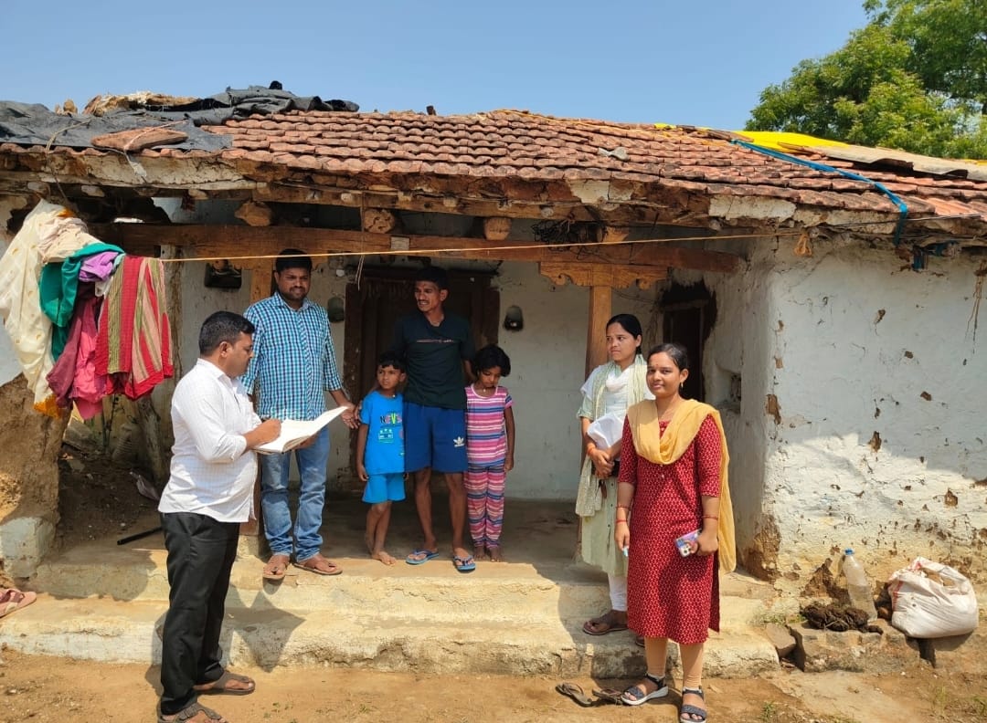 బడి బాటలో భాగంగా విద్యార్థుల వివరాలను సేకరిస్తున్న ఉపాధ్యాయులు