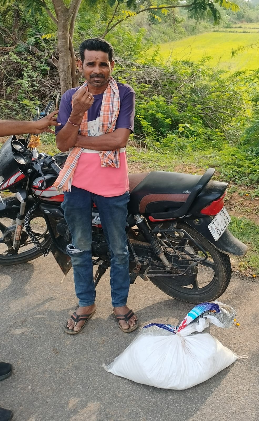 100 ప్యాకెట్ల గుడుంబా సీజ్