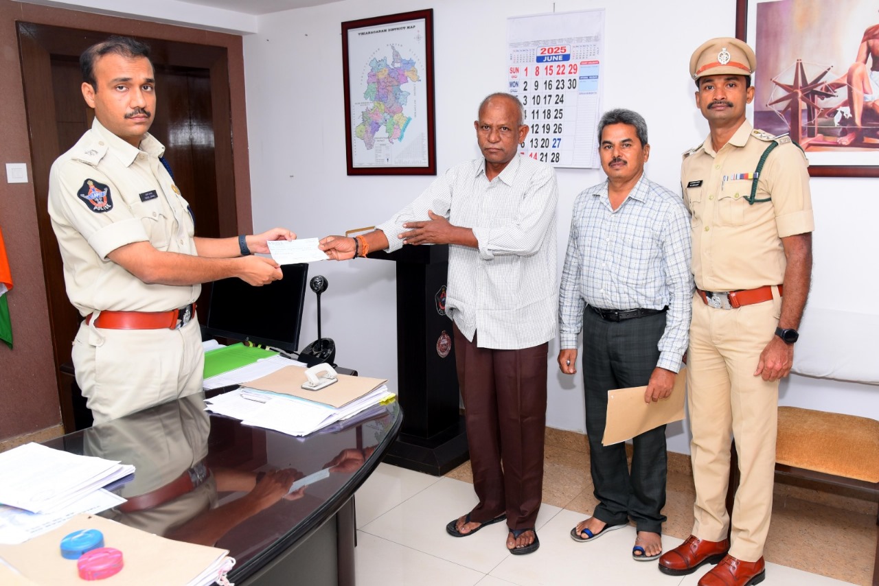 ఉద్యోగ విరమణ చేసిన హోంగార్డు కుటుంబానికి ‘చేయూత’ అందజేత