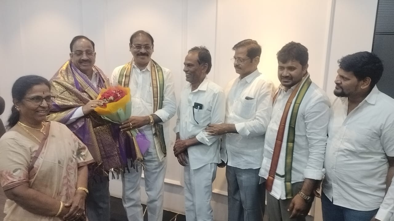 వ్యవసాయ శాఖ మంత్రి తుమ్మల నాగేశ్వరరావు ని మర్యాదపూర్వకంగా కలిసిన బండి రమేష్