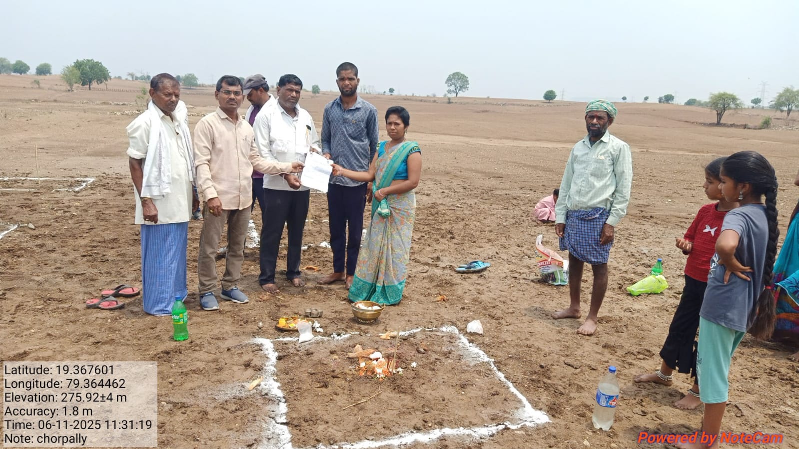 ఇందిరమ్మ ఇల్లు నిర్మాణానికి భూమి పూజా లబ్ధిదారులకు ప్రొసీడింగ్ కాపీ అందజేత
