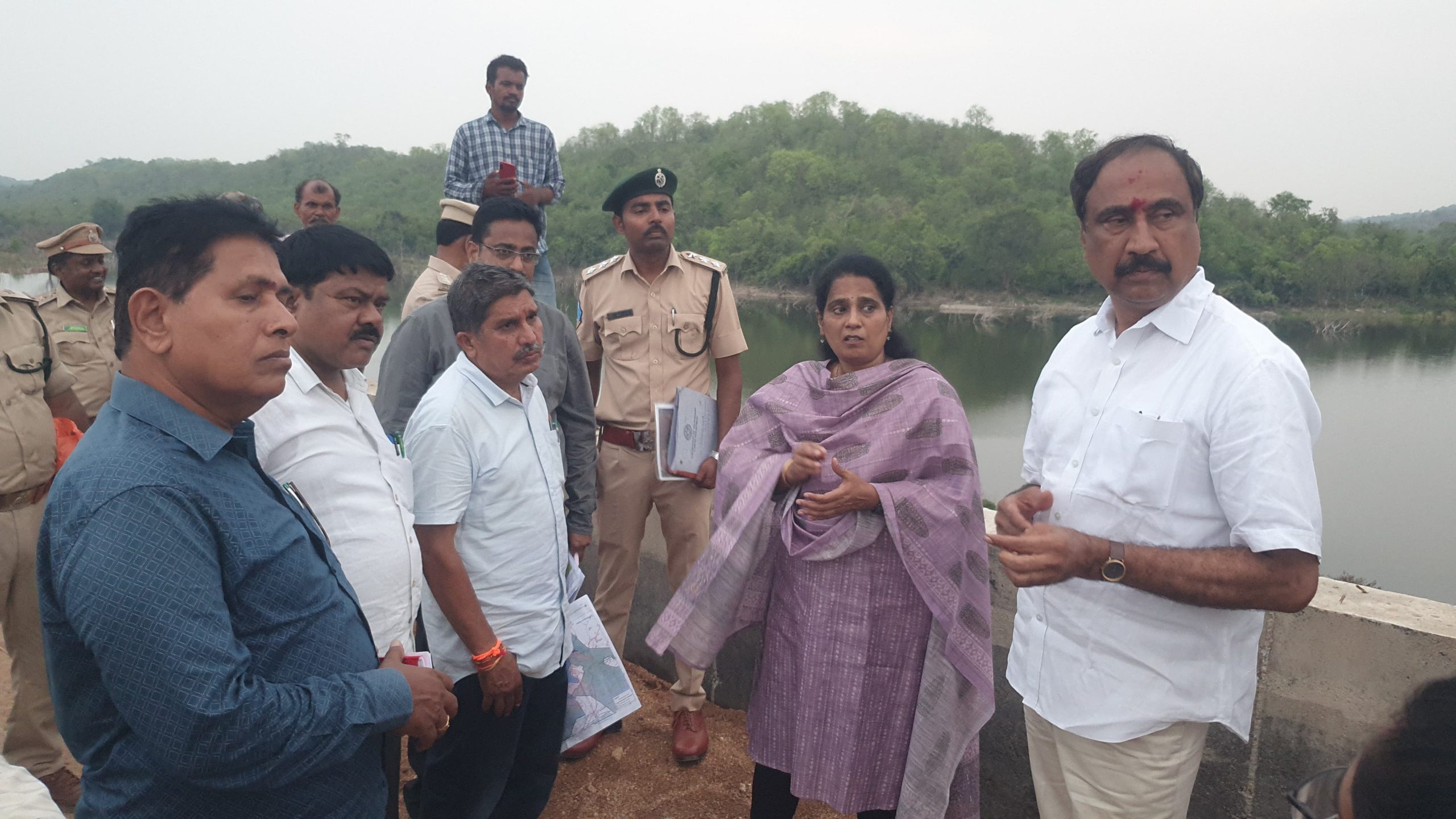 రోళ్లవాగు ప్రాజెక్టు సందర్శించిన అటవీ శాఖ అధికారులు