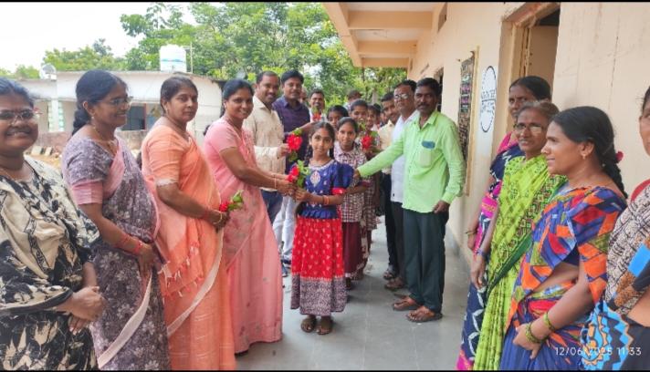 విద్యార్థులకు స్వాగతం పలుకుతున్న ఉపాధ్యాయులు