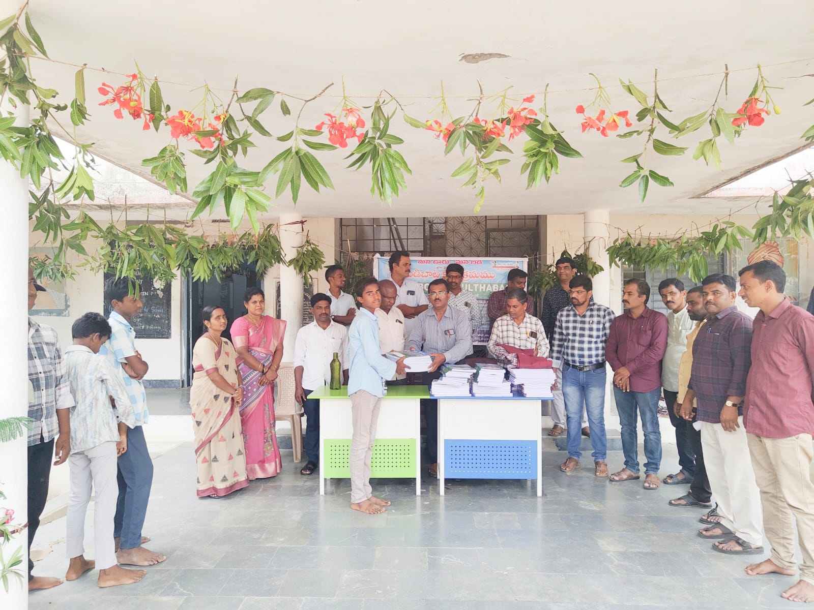 పాఠశాల పున ప్రారంభం రోజే విద్యార్థులకు పాఠ్యపుస్తకాలు నోటి పుస్తకాలు ఏకరూప దుస్తులు మండల విద్యాధికారి గజ్జెల కనకరాజు*