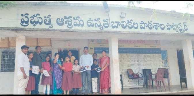పాఠ్య పుస్తకాలు పంపిణి తహసీల్దార్ అడా బిర్సావ్.